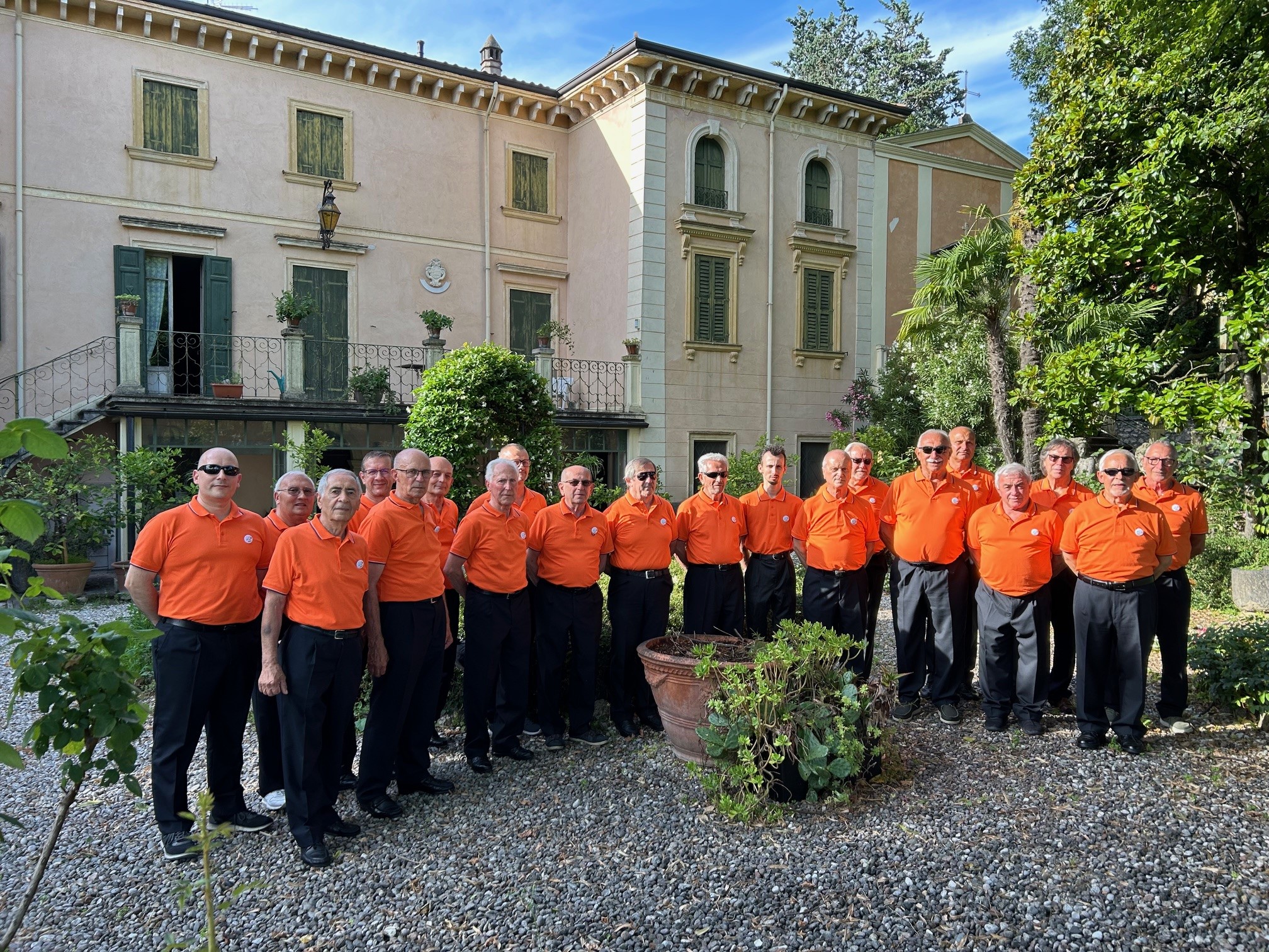 Il Coro ALPA in posa a Negrar (Verona) presso la Villa Quintarelli-Ruffo